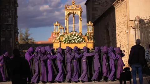 La ciudad de Astorga volvió a detener su pulso este Viernes Santo para acoger uno de los actos más emblemáticos de su Semana Santa: la Solemne e Inmemorial Procesión del Santo Entierro. Fotos: Jesús G.G.