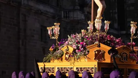 La ciudad de Astorga volvió a detener su pulso este Viernes Santo para acoger uno de los actos más emblemáticos de su Semana Santa: la Solemne e Inmemorial Procesión del Santo Entierro. Fotos: Jesús G.G.
