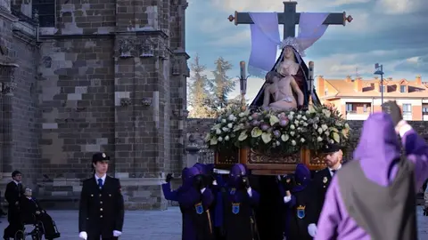 La ciudad de Astorga volvió a detener su pulso este Viernes Santo para acoger uno de los actos más emblemáticos de su Semana Santa: la Solemne e Inmemorial Procesión del Santo Entierro. Fotos: Jesús G.G.