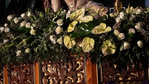 La ciudad de Astorga volvió a detener su pulso este Viernes Santo para acoger uno de los actos más emblemáticos de su Semana Santa: la Solemne e Inmemorial Procesión del Santo Entierro. Fotos: Jesús G.G.
