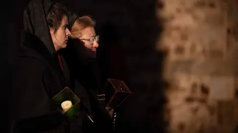 La ciudad de Astorga volvió a detener su pulso este Viernes Santo para acoger uno de los actos más emblemáticos de su Semana Santa: la Solemne e Inmemorial Procesión del Santo Entierro. Fotos: Jesús G.G.