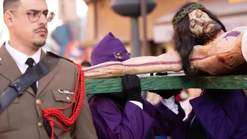 La ciudad de Astorga volvió a detener su pulso este Viernes Santo para acoger uno de los actos más emblemáticos de su Semana Santa: la Solemne e Inmemorial Procesión del Santo Entierro. Fotos: Jesús G.G.