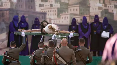 La ciudad de Astorga volvió a detener su pulso este Viernes Santo para acoger uno de los actos más emblemáticos de su Semana Santa: la Solemne e Inmemorial Procesión del Santo Entierro. Fotos: Jesús G.G.