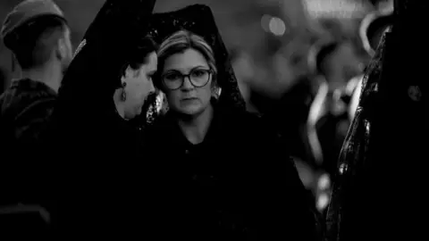 La ciudad de Astorga volvió a detener su pulso este Viernes Santo para acoger uno de los actos más emblemáticos de su Semana Santa: la Solemne e Inmemorial Procesión del Santo Entierro. Fotos: Jesús G.G.