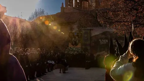 La ciudad de Astorga volvió a detener su pulso este Viernes Santo para acoger uno de los actos más emblemáticos de su Semana Santa: la Solemne e Inmemorial Procesión del Santo Entierro. Fotos: Jesús G.G.