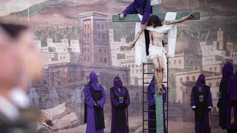 La ciudad de Astorga volvió a detener su pulso este Viernes Santo para acoger uno de los actos más emblemáticos de su Semana Santa: la Solemne e Inmemorial Procesión del Santo Entierro. Fotos: Jesús G.G.