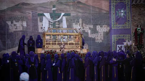 La ciudad de Astorga volvió a detener su pulso este Viernes Santo para acoger uno de los actos más emblemáticos de su Semana Santa: la Solemne e Inmemorial Procesión del Santo Entierro. Fotos: Jesús G.G.