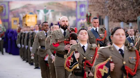 La ciudad de Astorga volvió a detener su pulso este Viernes Santo para acoger uno de los actos más emblemáticos de su Semana Santa: la Solemne e Inmemorial Procesión del Santo Entierro. Fotos: Jesús G.G.
