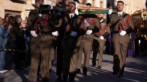La ciudad de Astorga volvió a detener su pulso este Viernes Santo para acoger uno de los actos más emblemáticos de su Semana Santa: la Solemne e Inmemorial Procesión del Santo Entierro. Fotos: Jesús G.G.