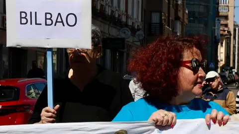 La Plataforma en Defensa del Ferrocarril de Vía Estrecha de León protagoniza un corte de tráfico reivindicativo en defensa del servicio. Foto: Campillo.