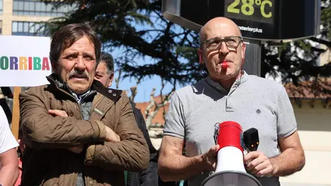 La Plataforma en Defensa del Ferrocarril de Vía Estrecha de León protagoniza un corte de tráfico reivindicativo en defensa del servicio. Foto: Campillo.