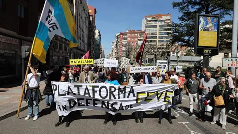 La Plataforma en Defensa del Ferrocarril de Vía Estrecha de León protagoniza un corte de tráfico reivindicativo en defensa del servicio. Foto: Campillo.