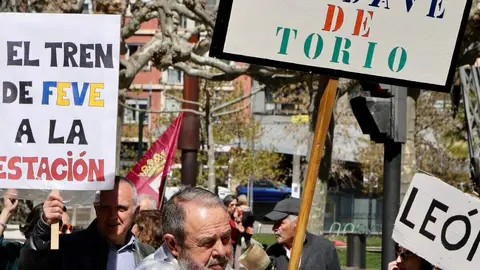 La Plataforma en Defensa del Ferrocarril de Vía Estrecha de León protagoniza un corte de tráfico reivindicativo en defensa del servicio. Foto: Campillo.