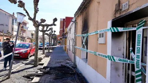 Fallece un hombre de unos 60 años en el incendio de una vivienda en Tudela de Duero (Valladolid). Foto: Miriam Chacón.