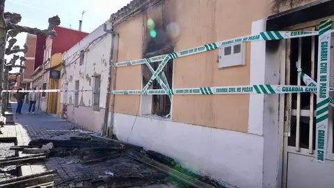 Fallece un hombre de unos 60 años en el incendio de una vivienda en Tudela de Duero (Valladolid). Foto: Miriam Chacón.