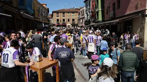 Ambiente festivo previo al partido de fútbol Cultural-Valladolid. Foto: Campillo.