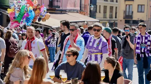 Ambiente festivo previo al partido de fútbol Cultural-Valladolid. Foto: Campillo.