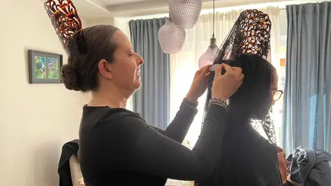 La imagen de la ‘manola’ continúa siendo uno de los símbolos más reconocibles de la Semana Santa. Lejos de diluirse con el paso del tiempo, esta figura tradicional se mantiene viva gracias a la incorporación anual de nuevas participantes. Este año Mencía Blanco es una de las debutantes.