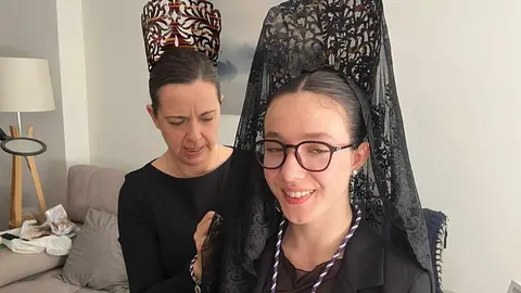 La imagen de la ‘manola’ continúa siendo uno de los símbolos más reconocibles de la Semana Santa. Lejos de diluirse con el paso del tiempo, esta figura tradicional se mantiene viva gracias a la incorporación anual de nuevas participantes. Este año Mencía Blanco es una de las debutantes.