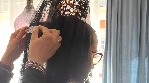 La imagen de la ‘manola’ continúa siendo uno de los símbolos más reconocibles de la Semana Santa. Lejos de diluirse con el paso del tiempo, esta figura tradicional se mantiene viva gracias a la incorporación anual de nuevas participantes. Este año Mencía Blanco es una de las debutantes.