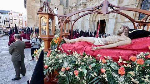 Acto del Desenclavo de Cristo en el transcurso de la Procesión del Santo Cristo del Desenclavo de la Semana Santa de León. Foto: Campillo.