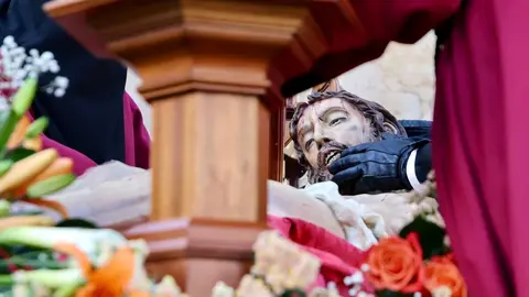 Acto del Desenclavo de Cristo en el transcurso de la Procesión del Santo Cristo del Desenclavo de la Semana Santa de León. Foto: Campillo.
