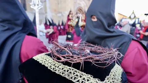 Acto del Desenclavo de Cristo en el transcurso de la Procesión del Santo Cristo del Desenclavo de la Semana Santa de León. Foto: Campillo.