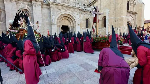 Acto del Desenclavo de Cristo en el transcurso de la Procesión del Santo Cristo del Desenclavo de la Semana Santa de León. Foto: Campillo.