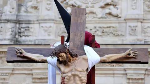 Acto del Desenclavo de Cristo en el transcurso de la Procesión del Santo Cristo del Desenclavo de la Semana Santa de León. Foto: Campillo.