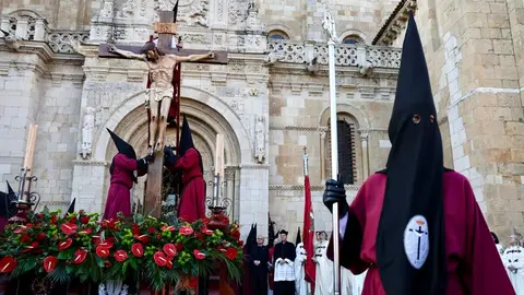 Acto del Desenclavo de Cristo en el transcurso de la Procesión del Santo Cristo del Desenclavo de la Semana Santa de León. Foto: Campillo.