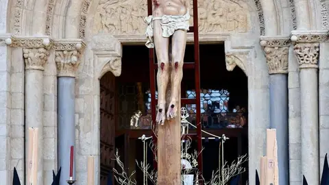 Acto del Desenclavo de Cristo en el transcurso de la Procesión del Santo Cristo del Desenclavo de la Semana Santa de León. Foto: Campillo.
