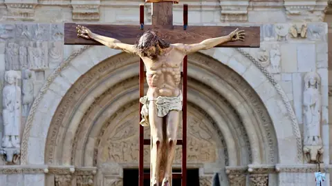 Acto del Desenclavo de Cristo en el transcurso de la Procesión del Santo Cristo del Desenclavo de la Semana Santa de León. Foto: Campillo.