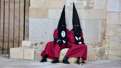 Acto del Desenclavo de Cristo en el transcurso de la Procesión del Santo Cristo del Desenclavo de la Semana Santa de León. Foto: Campillo.