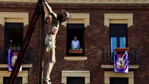 Acto del Desenclavo de Cristo en el transcurso de la Procesión del Santo Cristo del Desenclavo de la Semana Santa de León. Foto: Campillo.
