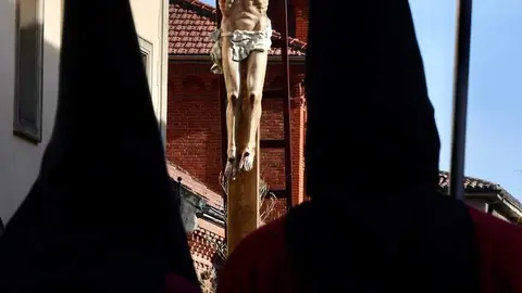 Acto del Desenclavo de Cristo en el transcurso de la Procesión del Santo Cristo del Desenclavo de la Semana Santa de León. Foto: Campillo.