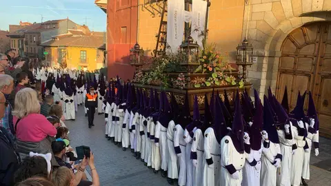 Centenares de hermanos recorren León con solemnidad y devoción, mientras la Virgen de la Soledad concentra todas las miradas en el tramo final del Sábado Santo. Foto: Lucía Ramajo.