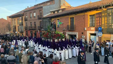 Centenares de hermanos recorren León con solemnidad y devoción, mientras la Virgen de la Soledad concentra todas las miradas en el tramo final del Sábado Santo. Foto: Lucía Ramajo.