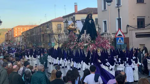Centenares de hermanos recorren León con solemnidad y devoción, mientras la Virgen de la Soledad concentra todas las miradas en el tramo final del Sábado Santo. Foto: Lucía Ramajo.