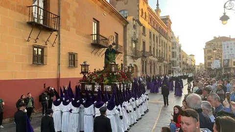 Centenares de hermanos recorren León con solemnidad y devoción, mientras la Virgen de la Soledad concentra todas las miradas en el tramo final del Sábado Santo. Foto: Lucía Ramajo.