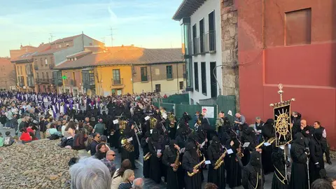 Centenares de hermanos recorren León con solemnidad y devoción, mientras la Virgen de la Soledad concentra todas las miradas en el tramo final del Sábado Santo. Foto: Lucía Ramajo.