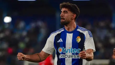 Una brillante Ponferradina se mete en el playoff con un festival de goles ante el Mérida. Borja Vázquez y Pau Ferrer lideraron la ofensiva berciana, mientras la defensa y el control del partido aseguraron un triunfo clave para mantenerse en la pelea por los puestos de ascenso.