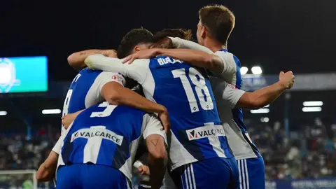 Una brillante Ponferradina se mete en el playoff con un festival de goles ante el Mérida. Borja Vázquez y Pau Ferrer lideraron la ofensiva berciana, mientras la defensa y el control del partido aseguraron un triunfo clave para mantenerse en la pelea por los puestos de ascenso.