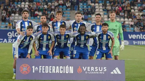Una brillante Ponferradina se mete en el playoff con un festival de goles ante el Mérida. Borja Vázquez y Pau Ferrer lideraron la ofensiva berciana, mientras la defensa y el control del partido aseguraron un triunfo clave para mantenerse en la pelea por los puestos de ascenso.