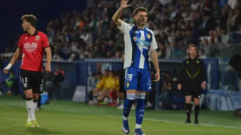 Una brillante Ponferradina se mete en el playoff con un festival de goles ante el Mérida. Borja Vázquez y Pau Ferrer lideraron la ofensiva berciana, mientras la defensa y el control del partido aseguraron un triunfo clave para mantenerse en la pelea por los puestos de ascenso.