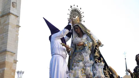 El Encuentro frente a la Catedral de León llena la plaza de Regla de emoción, con los pasos reunidos entre aplausos, música y lágrimas para celebrar la Resurrección. Foto: Isaac Llamazares.