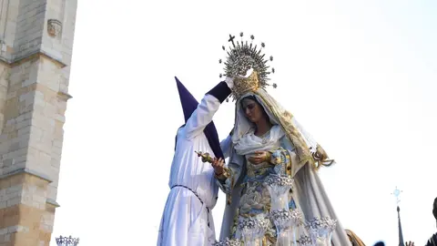 El Encuentro frente a la Catedral de León llena la plaza de Regla de emoción, con los pasos reunidos entre aplausos, música y lágrimas para celebrar la Resurrección. Foto: Isaac Llamazares.