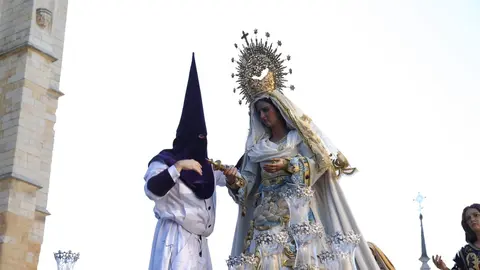 El Encuentro frente a la Catedral de León llena la plaza de Regla de emoción, con los pasos reunidos entre aplausos, música y lágrimas para celebrar la Resurrección. Foto: Isaac Llamazares.