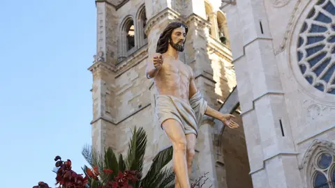 El Encuentro frente a la Catedral de León llena la plaza de Regla de emoción, con los pasos reunidos entre aplausos, música y lágrimas para celebrar la Resurrección. Foto: Isaac Llamazares.