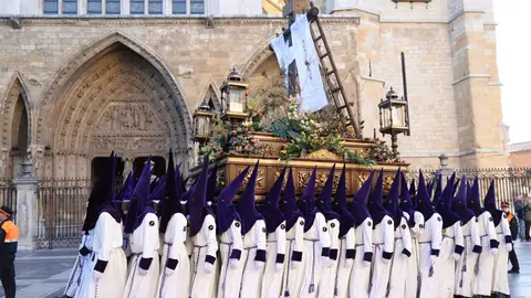 El Encuentro frente a la Catedral de León llena la plaza de Regla de emoción, con los pasos reunidos entre aplausos, música y lágrimas para celebrar la Resurrección. Foto: Isaac Llamazares.