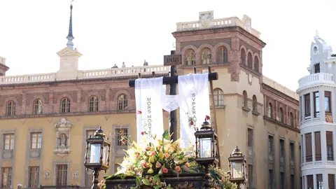 El Encuentro frente a la Catedral de León llena la plaza de Regla de emoción, con los pasos reunidos entre aplausos, música y lágrimas para celebrar la Resurrección. Foto: Isaac Llamazares.